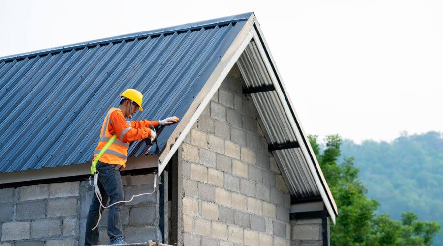 Professional gutter cleaning in Chapin, IA